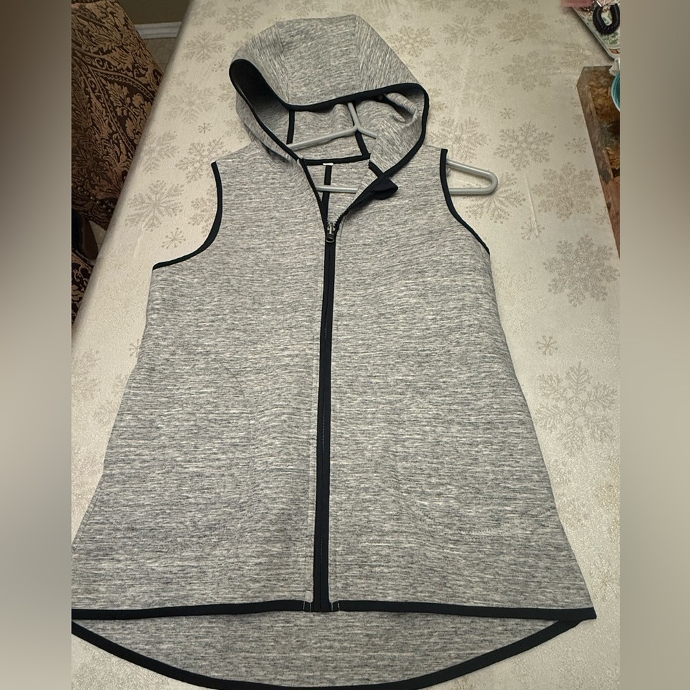 Lululemon Athletica Gray Vest size 8 - new condition